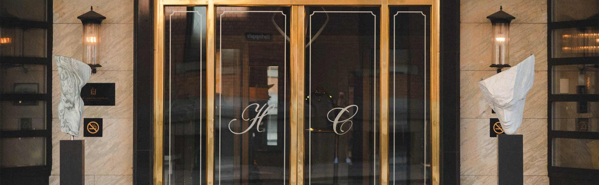 Skulpturer utenfor Hotel Continental